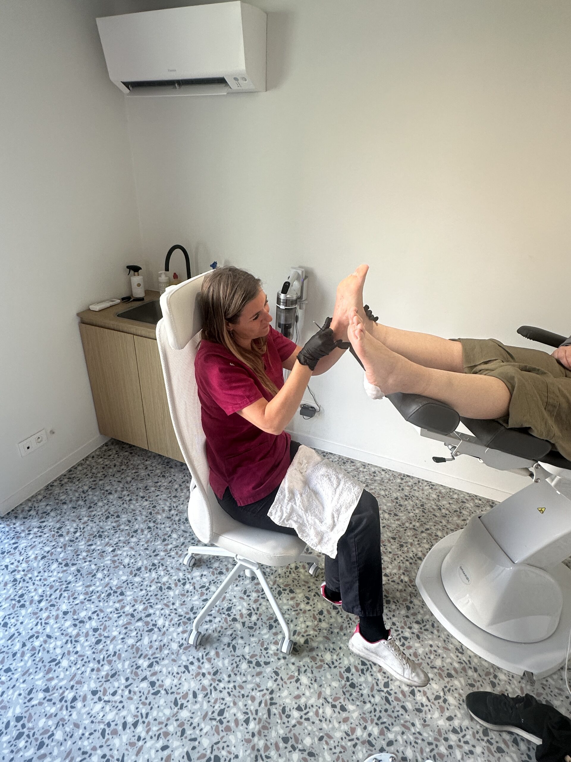 Jolijn Bastiaens, gediplomeerd medisch pedicure en nagelstyliste in haar praktijk in Averbode